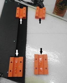 在机翼支架上涂胶